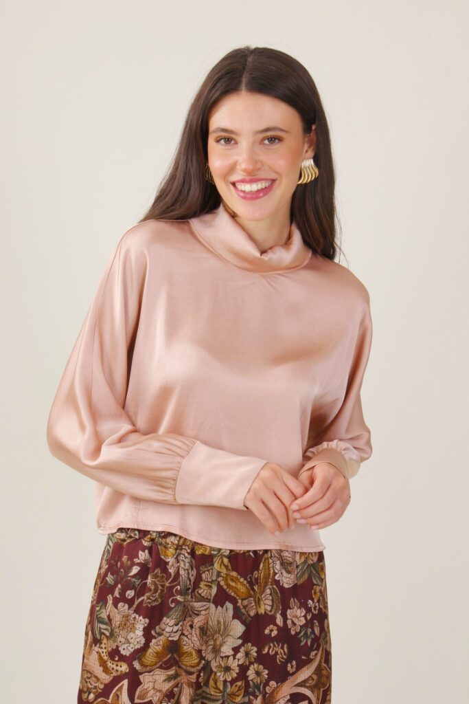 BLUSA CORTA SATIN CON COLLO ALTO 