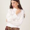 BLUSA CORTA SATIN CON COLLO ALTO - Burro, TU