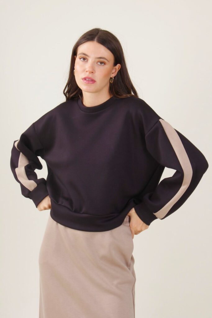 SWEATSHIRT WITH CONTRAST BANDS ON THE SLEEVES 