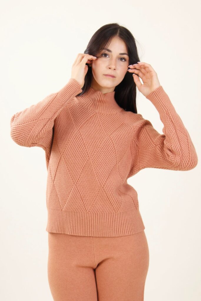 GEOMETRIC DIAMOND PATTERN SWEATER 