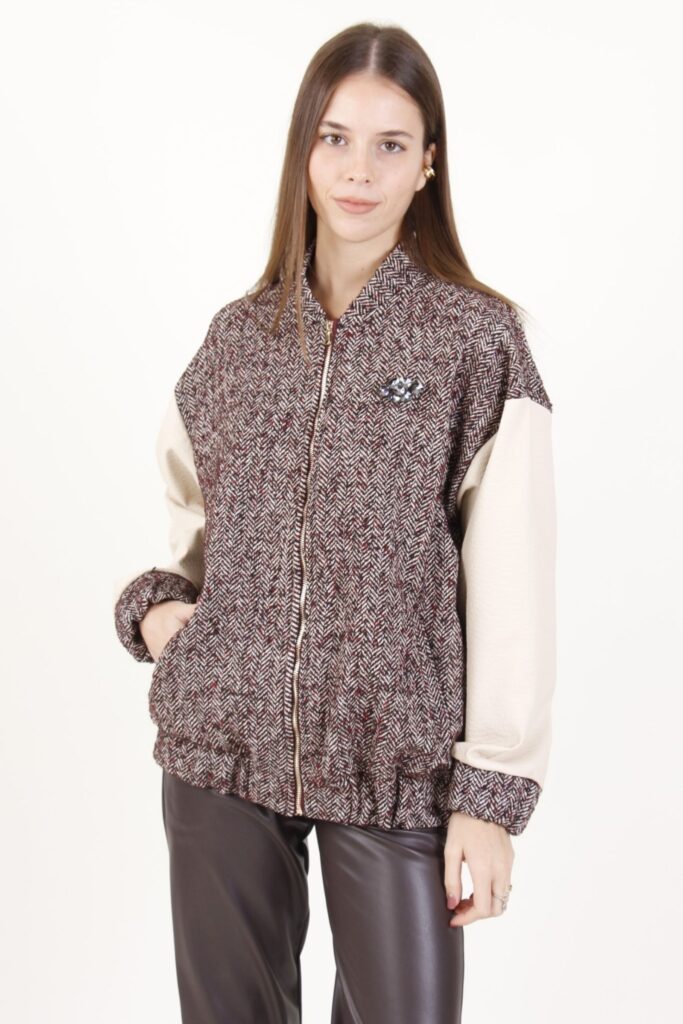 BOMBER CON MANICHE IN PELLE E SPILLA DECORATIVA 