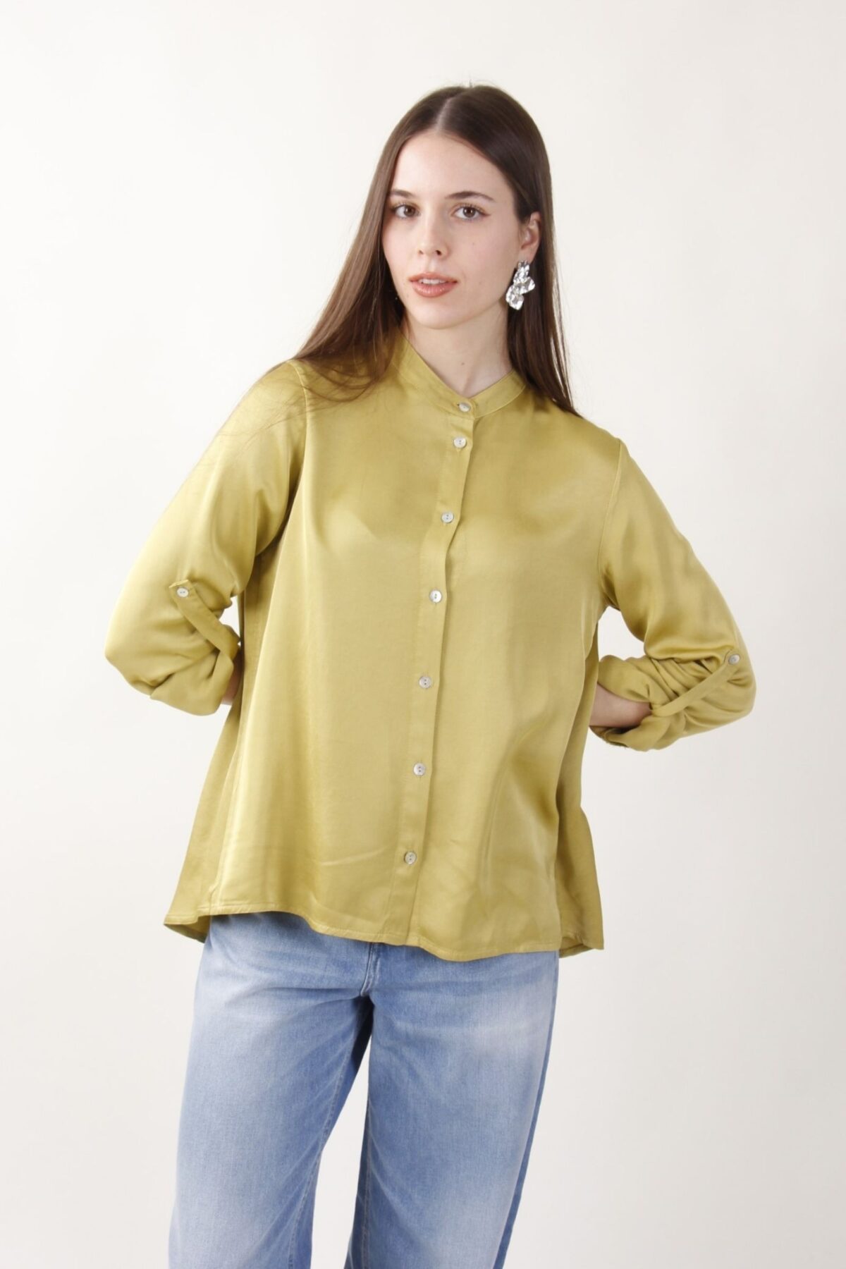 CAMICIA SATIN CON COLLETTO ALLA COREANA E MANICHE ARROTOLABILI