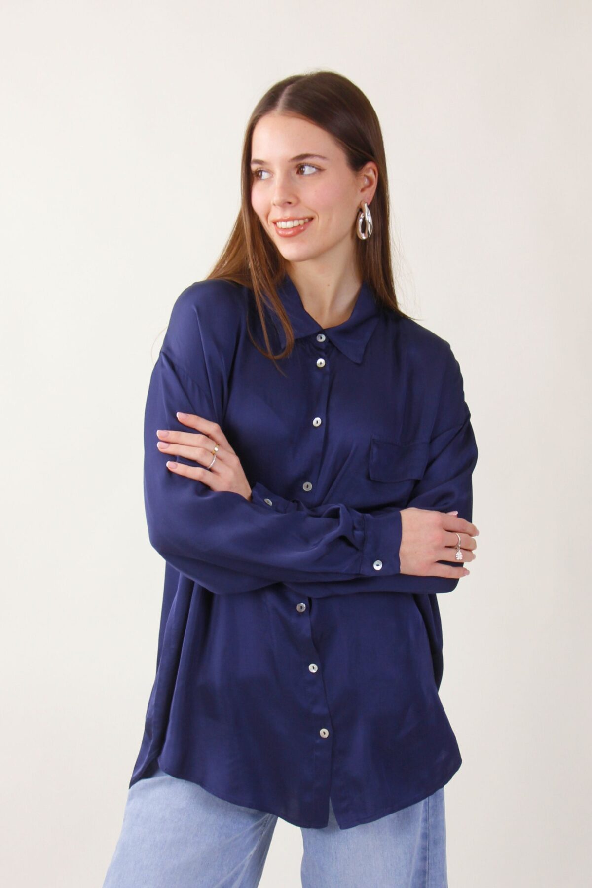 CAMICIA IN SATIN CON COLLETTO CLASSICO E TASCA FRONTALE