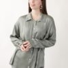 CAMICIA IN SATIN CON COLLETTO CLASSICO E TASCA FRONTALE - Verde militare, TU