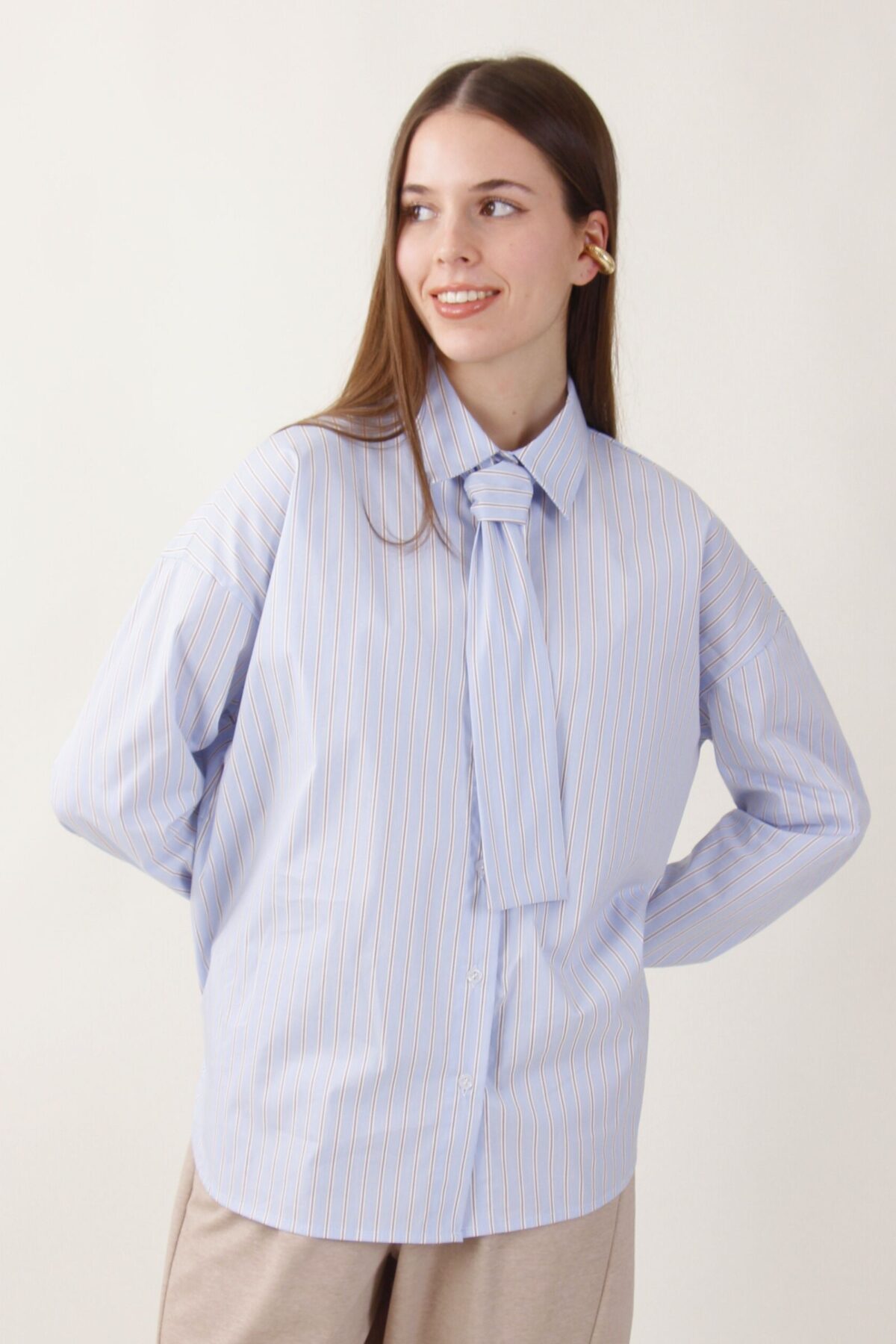 CAMICIA A RIGHE CON CRAVATTINA