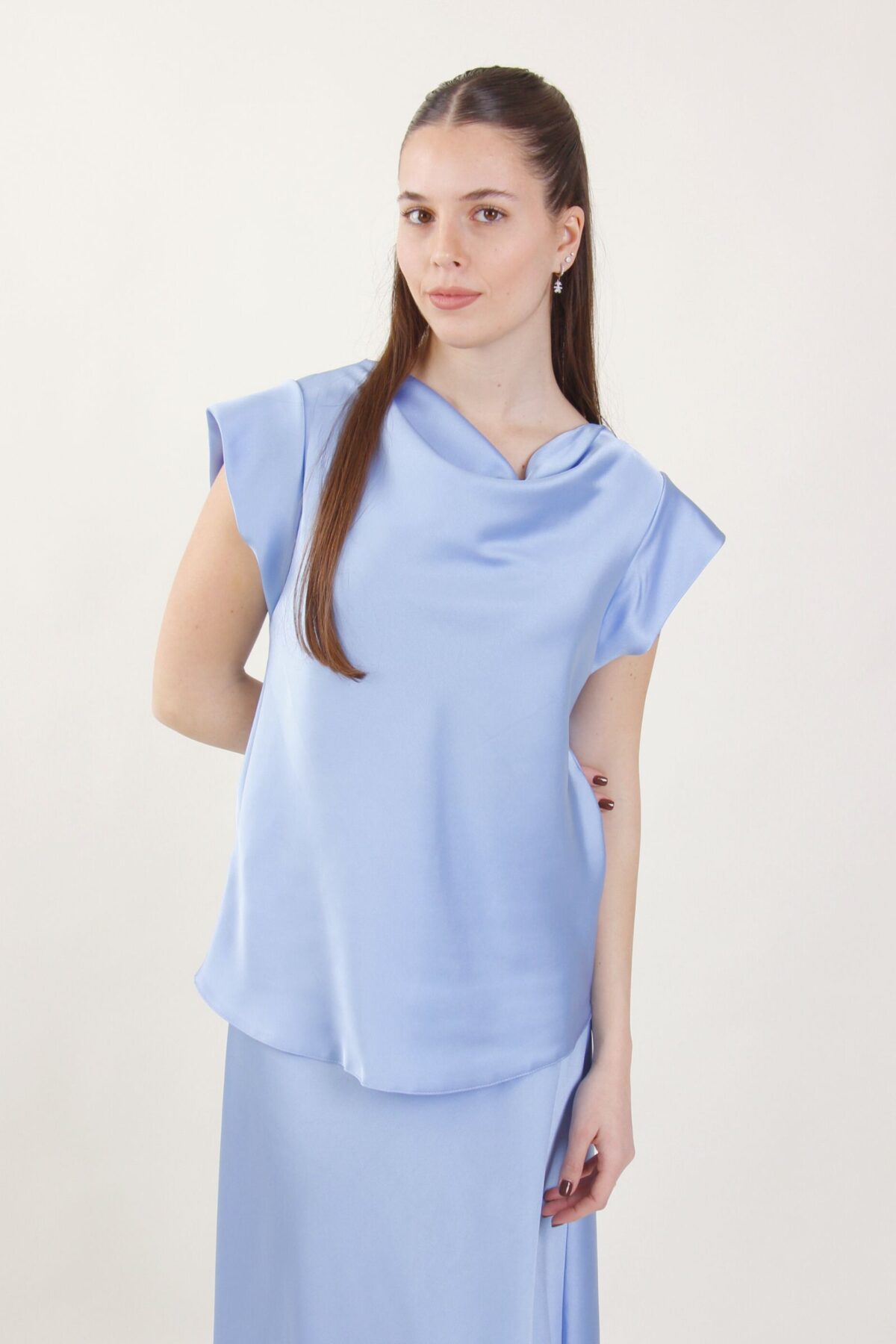 BLUSA SATIN MANICHE CORTE CON SCOLLO A CASCATA