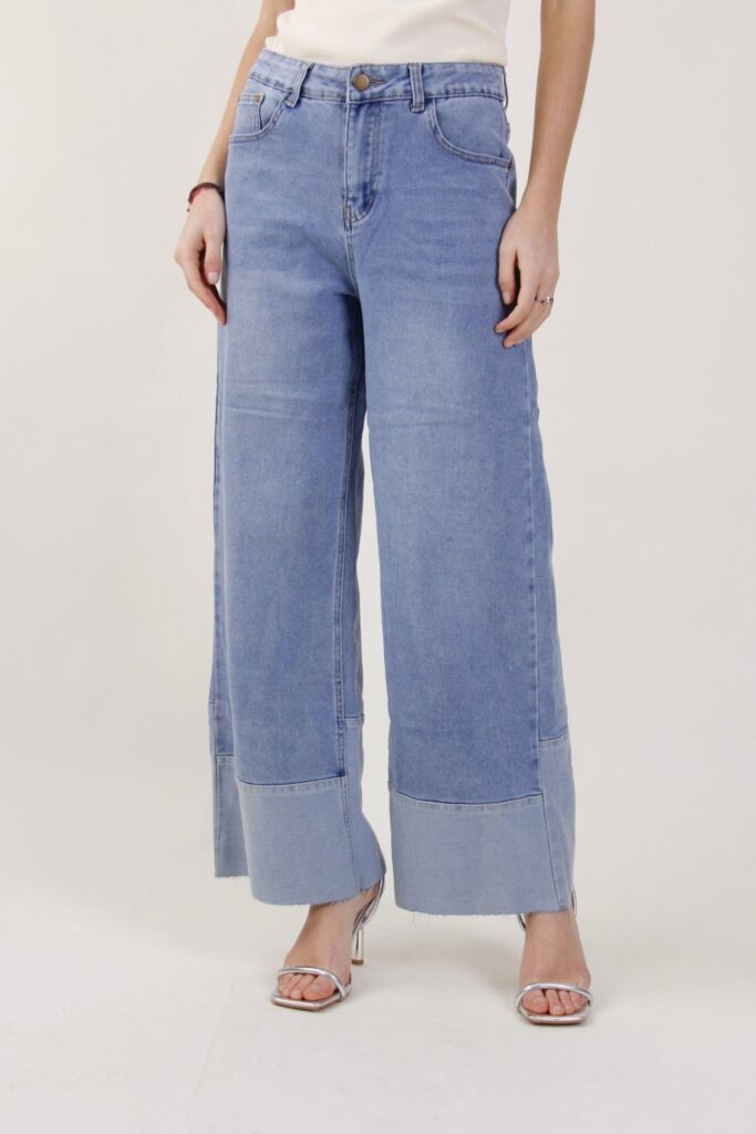 WIDE-LEG JEANS WITH LIGHT DENIM HEM. 