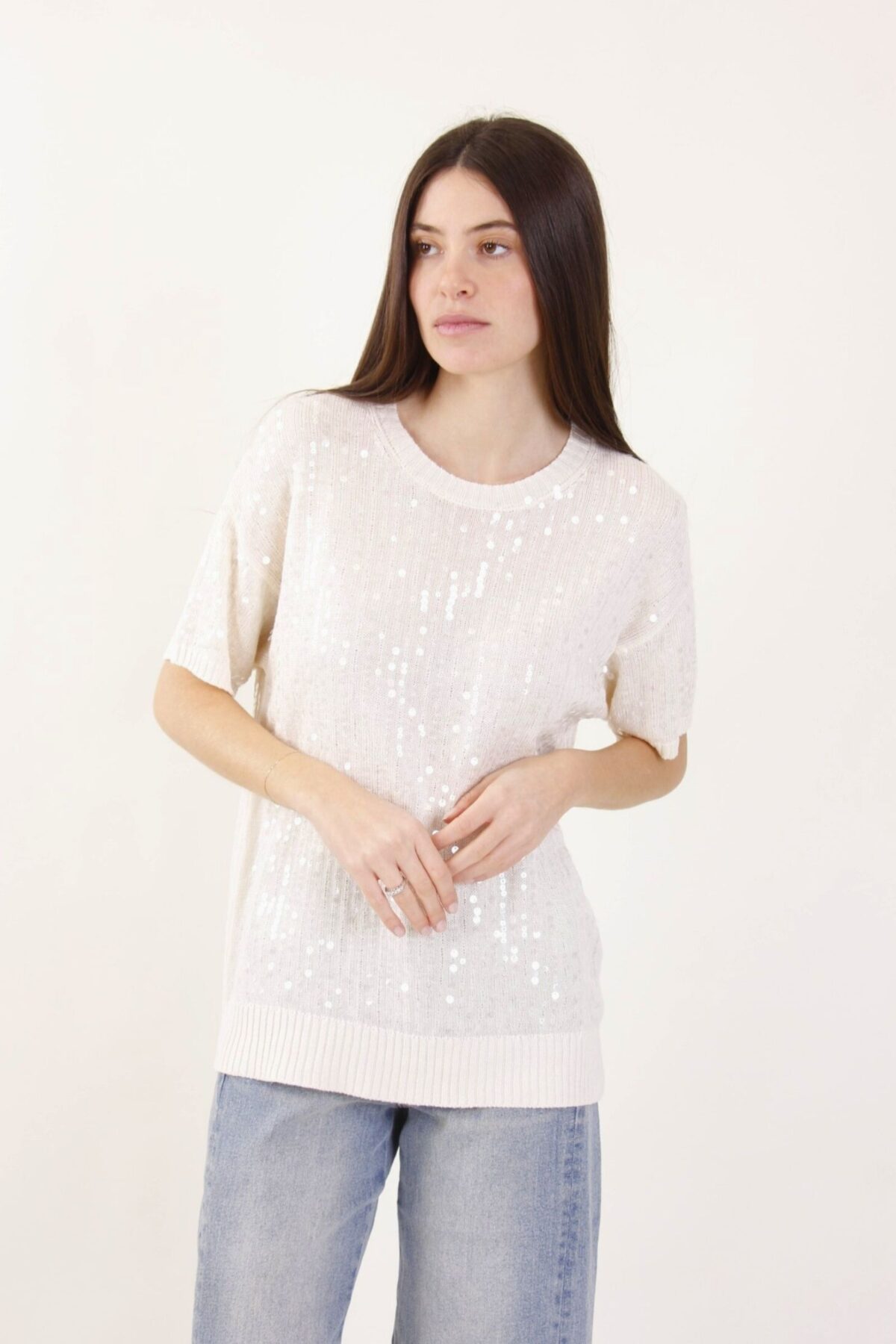 MAGLIA A MANICHE CORTE CON PAILLETTES