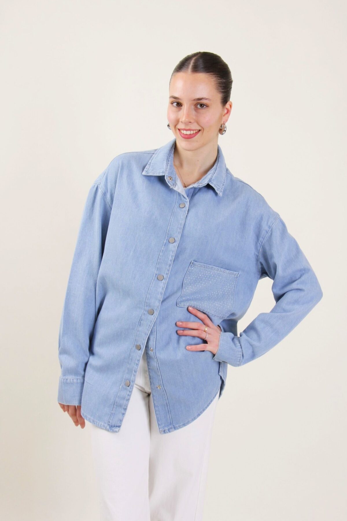 CAMICIA IN DENIM CON STRASS SU TASCA